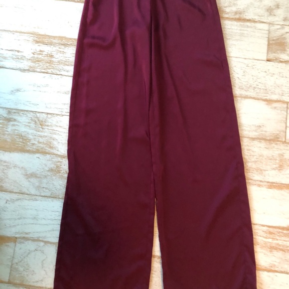 Deep V jumpsuit - Picture 4 of 5